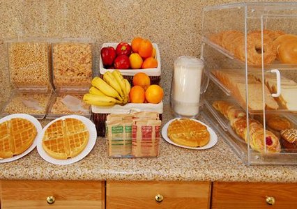 Quality Inn & Suites Bakersfield 07.[1]